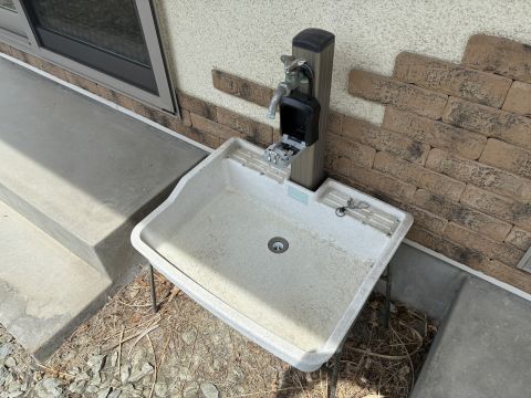 窓ガラス、網戸、ベランダ、玄関ポーチなどを手軽に水洗いできます。