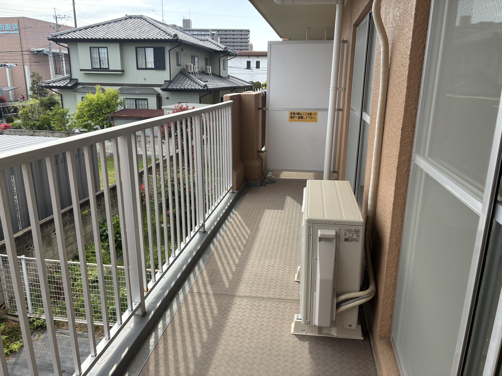 南向きのバルコニーではお洗濯干しにも助かります。周囲の目も気になりません。