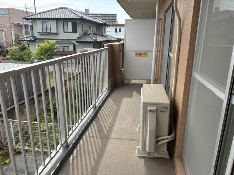 南向きのバルコニーではお洗濯干しにも助かります。周囲の目も気になりません。