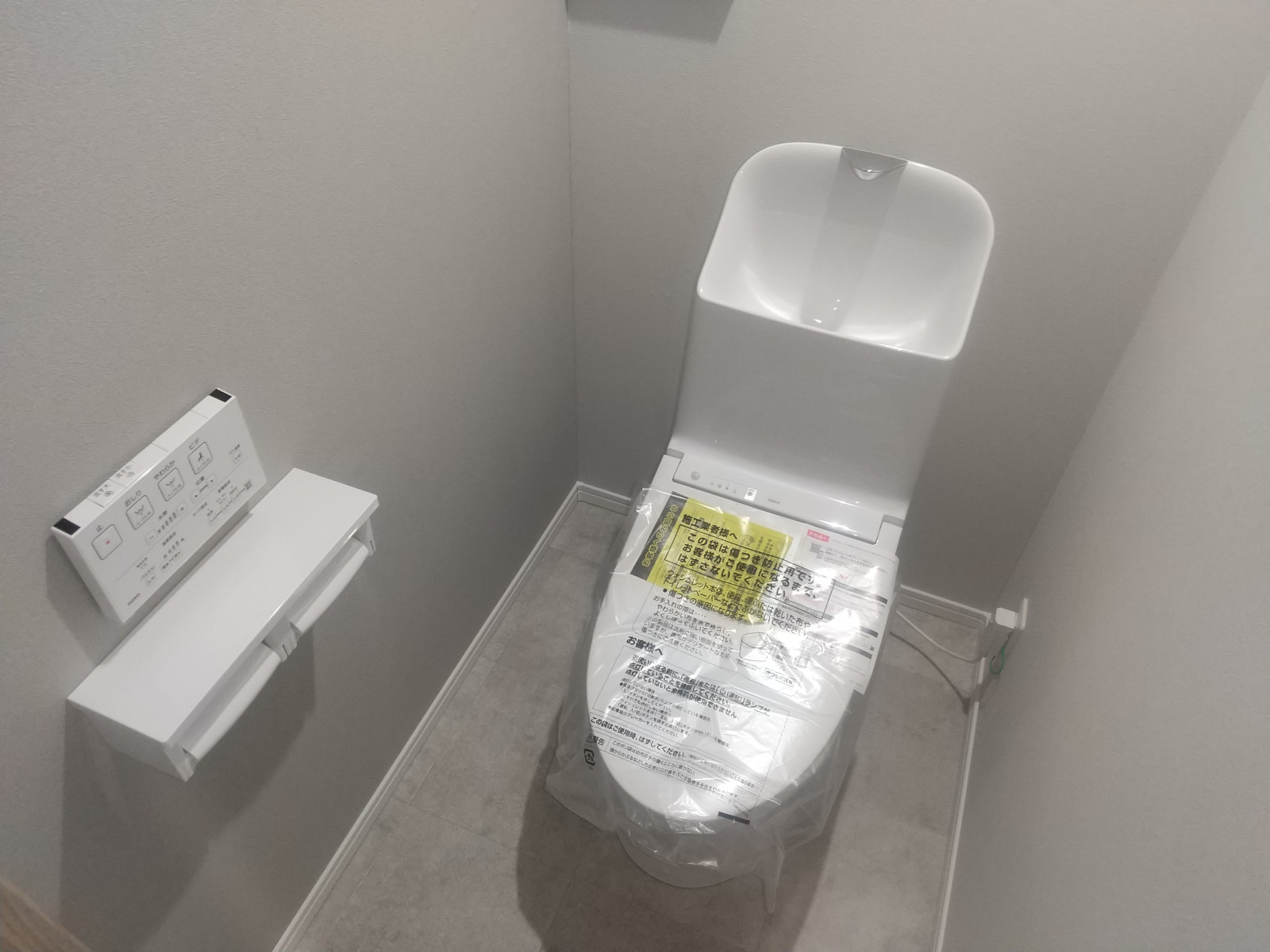 温水洗浄便座付トイレも新品。白を基調とした清潔感ある空間