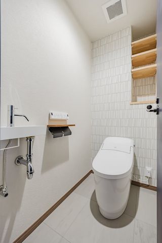【トイレ】トイレ内手洗い、収納棚付き。細々としたものをすっきり収納！