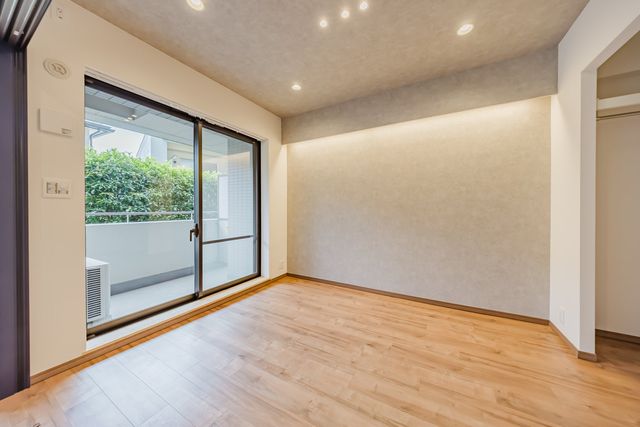 【洋室】明るい日差しがたっぷりと降り注ぎます。バルコニーに面した、明るいお部屋です。
