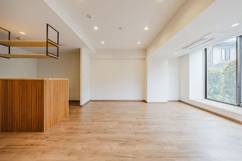 【LDK】約10.1帖家具の配置をお楽しみいただける縦長リビング。