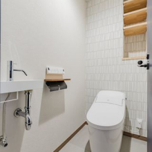 【トイレ】トイレ内手洗い、収納棚付き。細々としたものをすっきり収納！