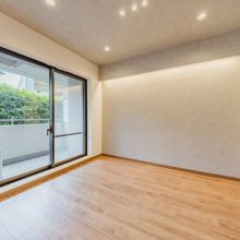 【洋室】明るい日差しがたっぷりと降り注ぎます。バルコニーに面した、明るいお部屋です。