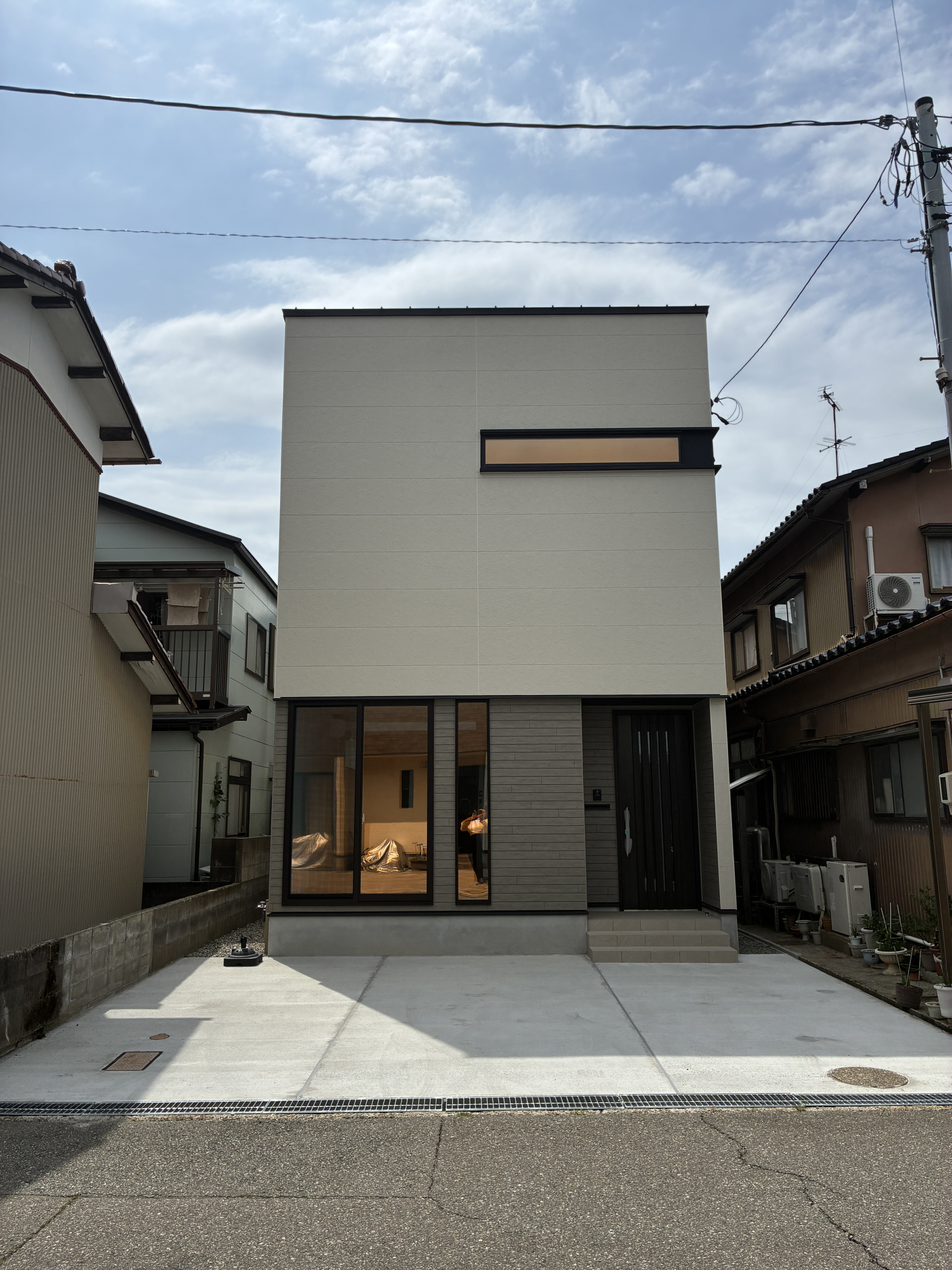 シンプルでモダンなスクエア型のデザインの外観です。