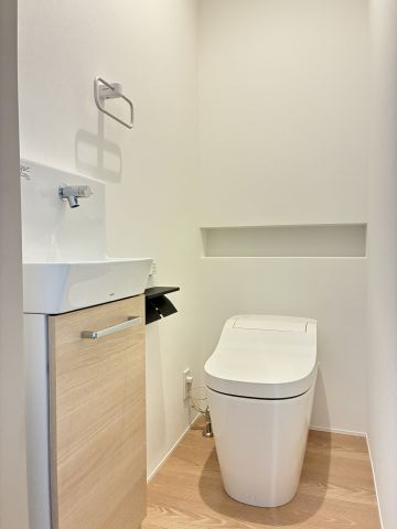 手洗い一体型のトイレは、省スペースながら実用的です。