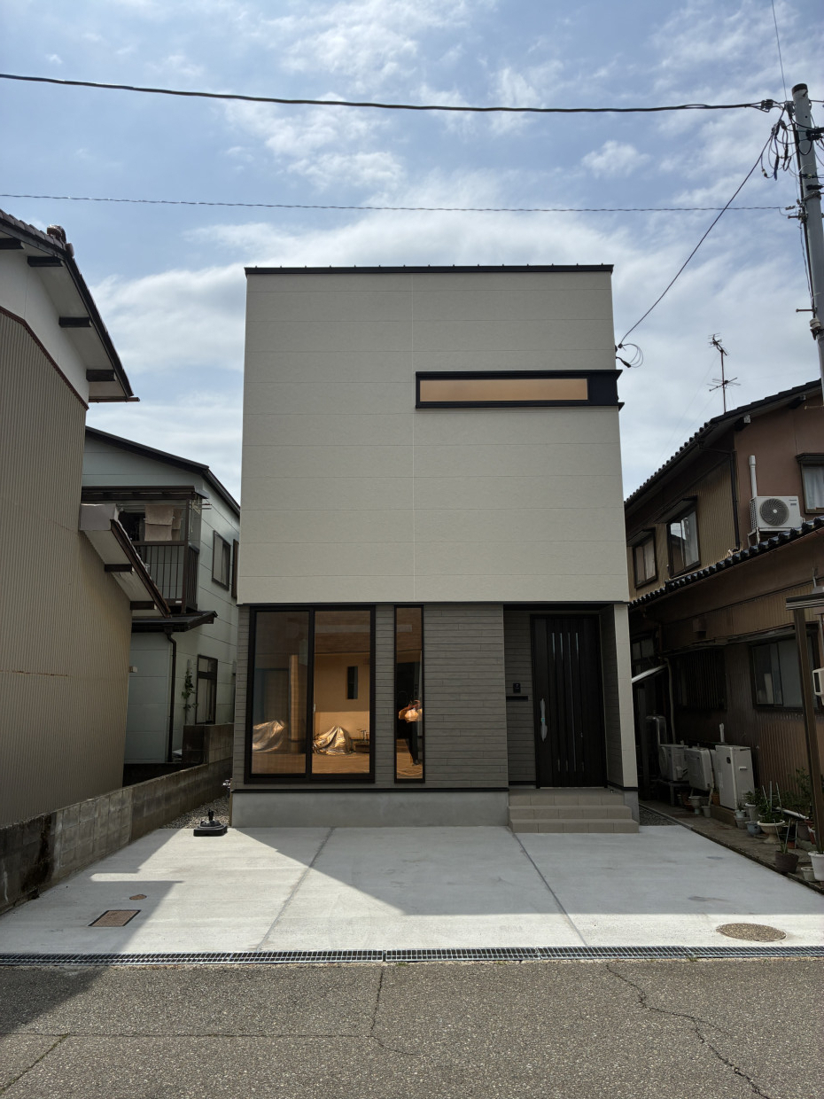 シンプルでモダンなスクエア型のデザインの外観です。