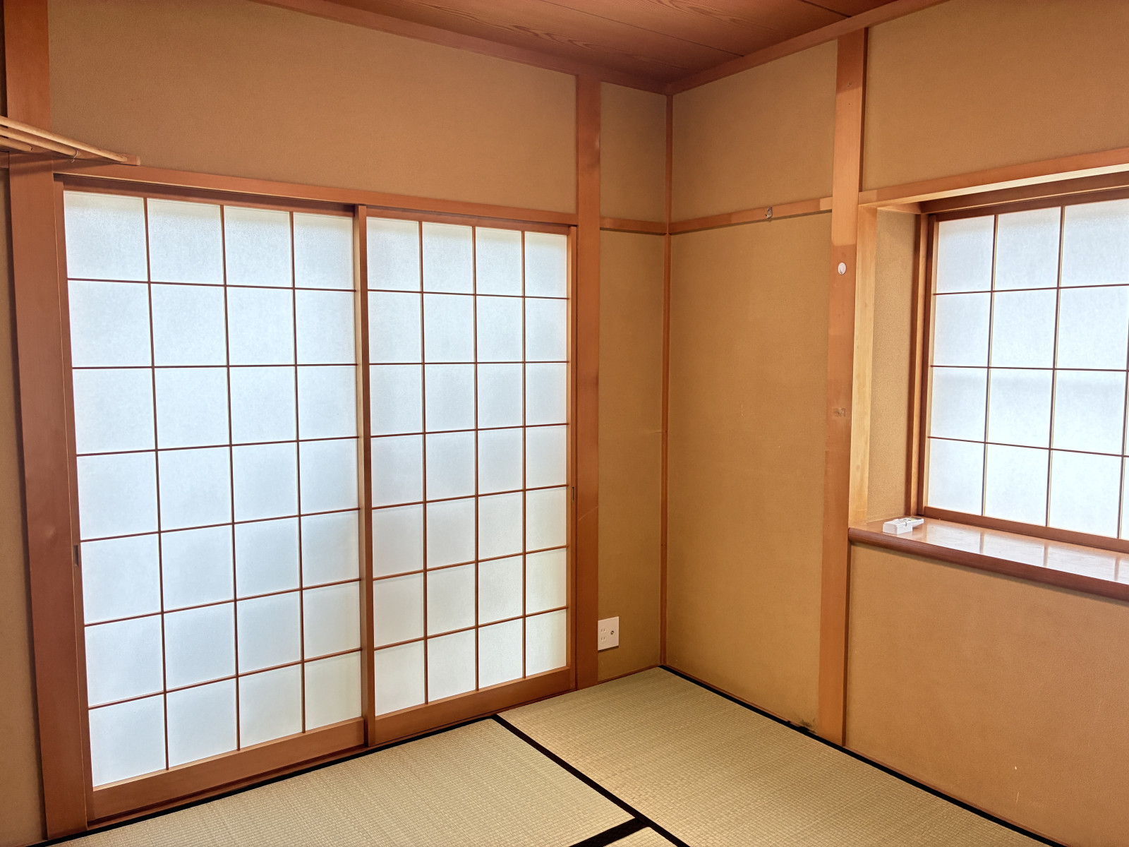 障子から柔らかな自然光が差し込む和室です。