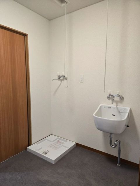 洗濯機置場の横にはスロップシンクを設置。