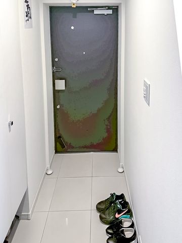 【玄関】玄関には人感センサー付き照明が設置されています。シューズボックス付きで玄関回りがすっきりと片