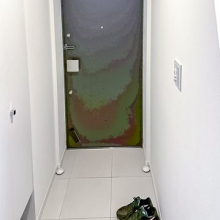【玄関】玄関には人感センサー付き照明が設置されています。シューズボックス付きで玄関回りがすっきりと片