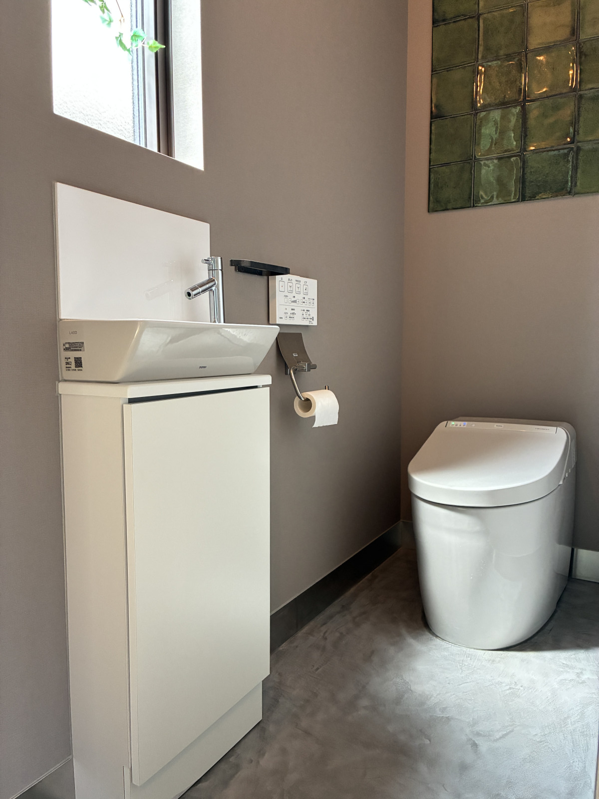 グリーンタイルが映える、スタイリッシュなトイレ空間です。
