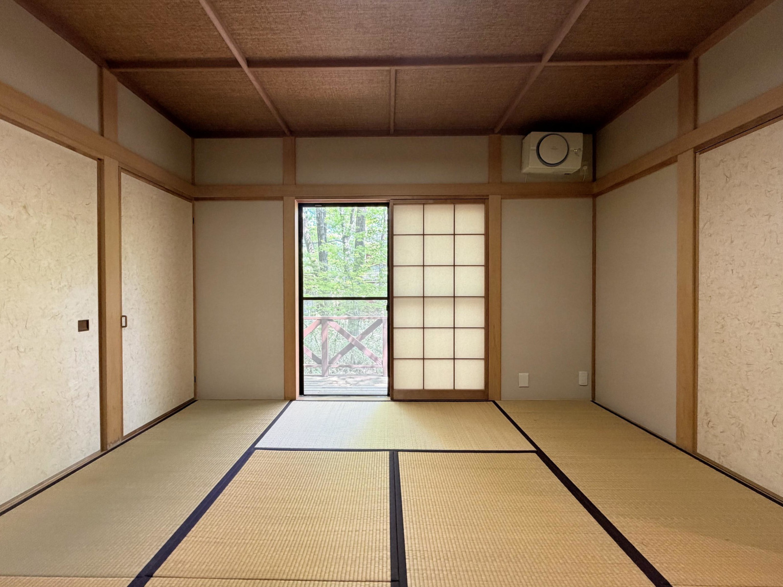 美しい天井と畳の香りに包まれる和室。日本の伝統的な美意識が息づく空間です。障子から差し込む柔らかい光が、心を穏やかに鎮めます。客間としてはもちろん、寝室や趣味の部屋としても最適です。