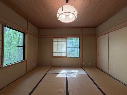 障子を開ければ、目の前には鮮やかな森の緑。和室にいながらにして、那須の豊かな自然を五感で感じられます。四季折々の景色を絵画のように愉しめる、贅沢な造りです。温泉の後は、ここでゆったりと。