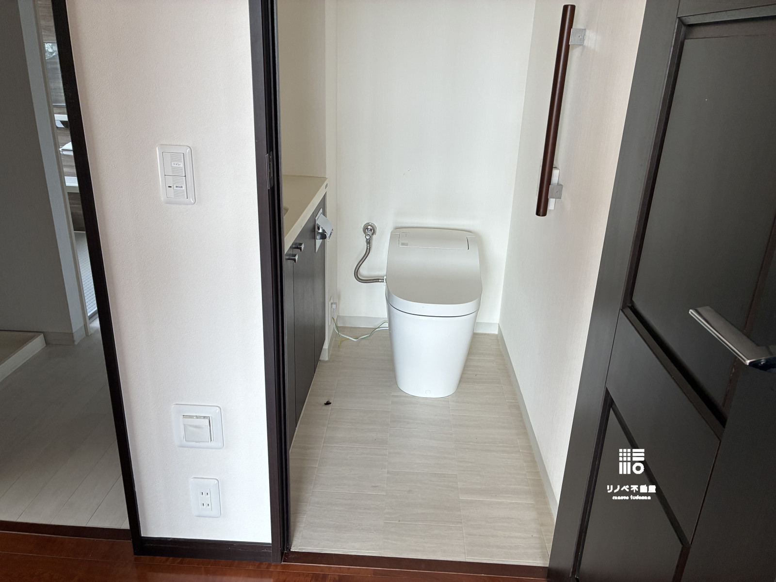 背面のタンクがないため奥行にゆとりが生まれ、コンパクトで開放的な空間です。