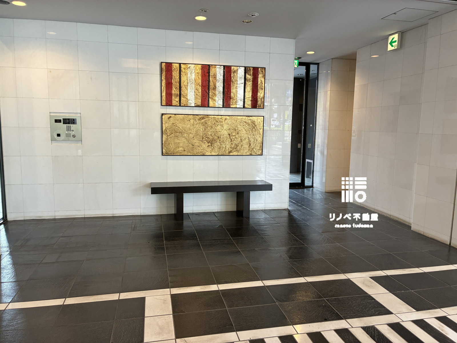 二期あるエレベーターを待つ間や同伴者を待つ間に腰を掛けてゆっくりとすごせます。