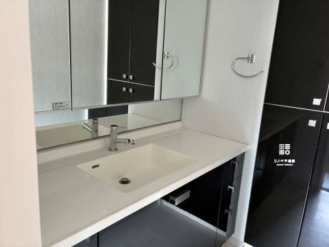大型の三面鏡にの裏側にがすべて収納になっており、化粧品や洗面道具をスッキリ隠して整理できます。