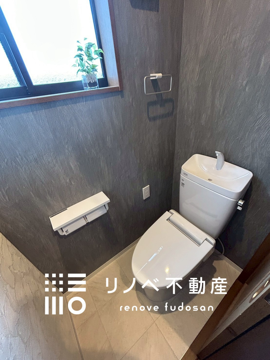 トイレ新調済み♪グレーの壁紙を採用した落ち着きのある空間です
