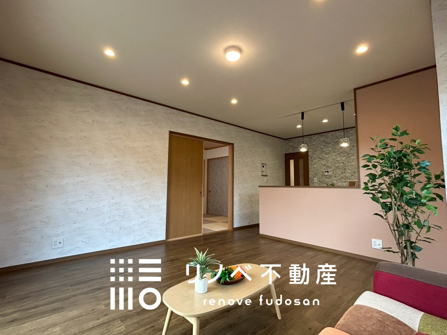 デザイン性豊かなアクセントクロス３種が彩る空間。和室からも出入りできるので使い勝手◎
