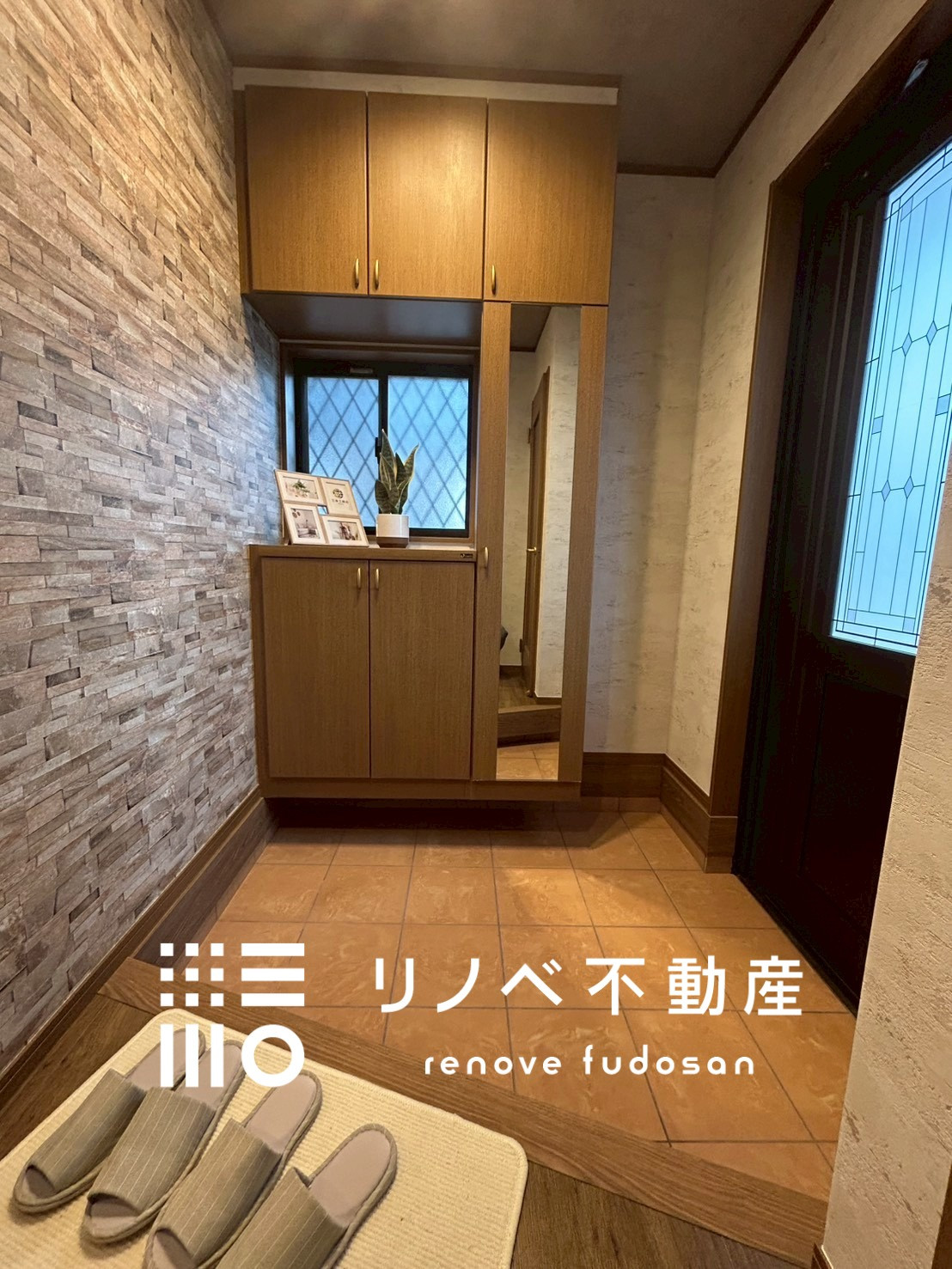 玄関にはグレーレンガ調アクセントクロスを採用し、住まいの第一印象を演出
