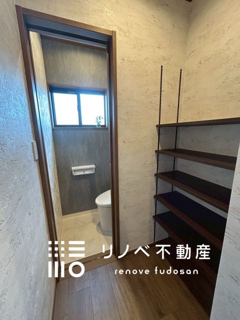 トイレ横に造作棚を設置♪収納にも便利