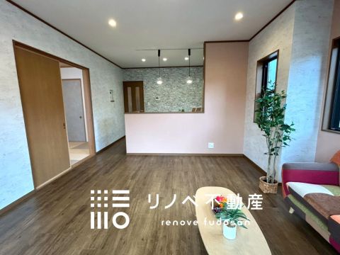 １４．７帖の広々ＬＤＫ！グレーレンガ調クロスが映えるおしゃれ空間