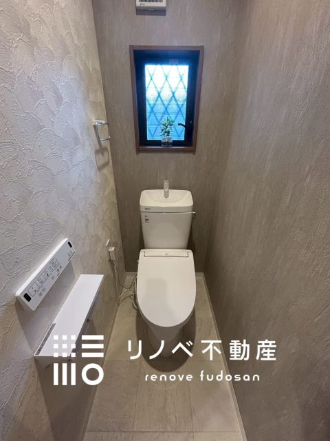 ペイント調アクセントクロスを採用したこだわりのトイレ空間