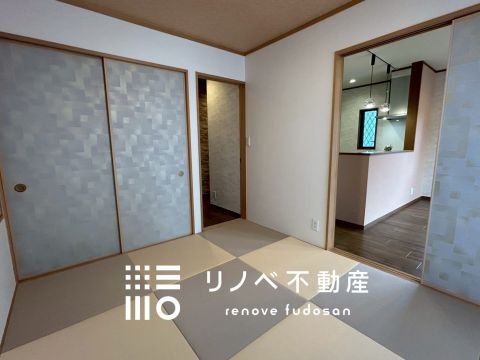 モノクロのダイアロン畳が映える和モダンな４．５帖和室♪玄関からすぐ入れ、客間としても便利です