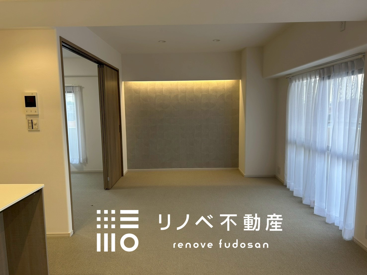 グレーのアクセントクロスが上質な空間を演出