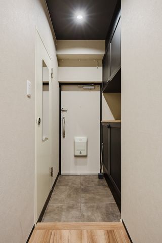 【玄関】玄関には人感センサー付き照明が設置されています。シューズボックス付きで玄関回りがすっきりと片