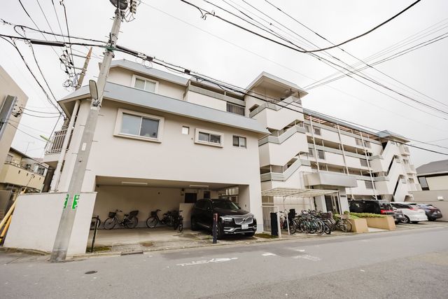 【外観写真】用賀駅徒歩5分！駅前のお買い物エリアも充実しています。小学校が徒歩4分以内、お子様の通学も
