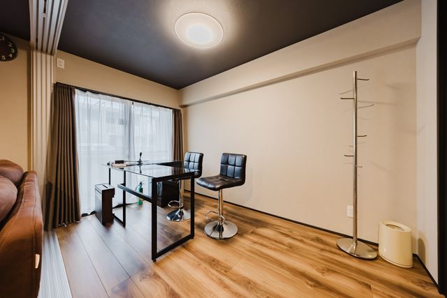 【洋室】明るい日差しがたっぷりと降り注ぎます。バルコニーに面した、明るいお部屋です。