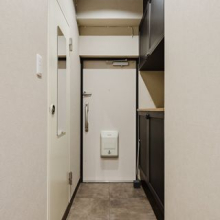 【玄関】玄関には人感センサー付き照明が設置されています。シューズボックス付きで玄関回りがすっきりと片