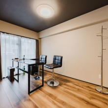 【洋室】明るい日差しがたっぷりと降り注ぎます。バルコニーに面した、明るいお部屋です。