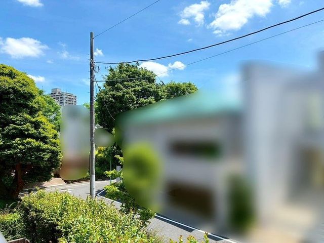 【眺望】前面の建物と距離があるので開放感があります。
