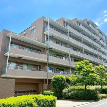 【外観写真】駒沢大学駅徒歩19分、駒沢オリンピック公園まで徒歩6分！緑に囲まれた住環境良好なマンション
