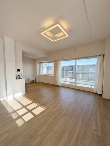 主要採光面が南西向きの角部屋ですので、昼から夕方の日当たりが良好です。
