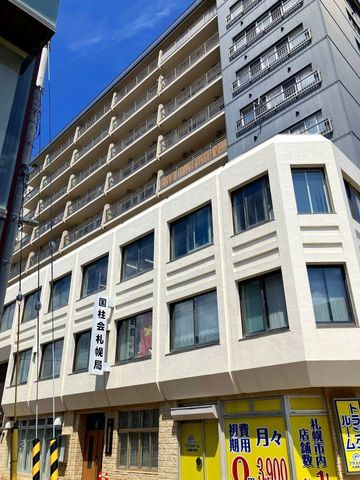 地下1階付き10階建の頑丈なSRC造。青空に映える白い外観が魅力的な、7階部分のお部屋