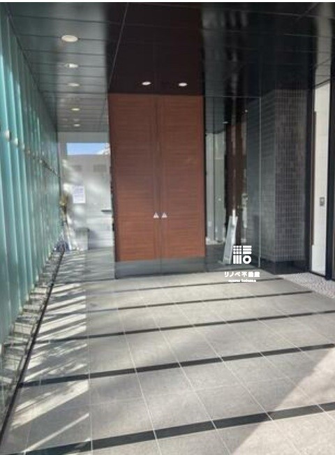 ダブルロックシステムが採用せれており、建物内に入るまでに二重のロックが用意されています。