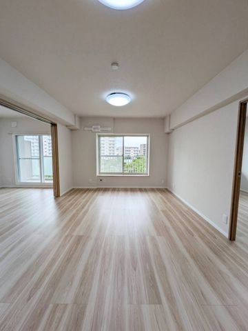 主要採光面が南西向きで、昼から夕方の日当たりが良好です。自然と家族が集まる空間ですね。