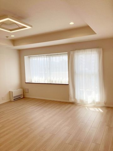 ダウンライトの照明がお洒落なLDK。人気の対面式キッチンで家族でおしゃべりする時間が増えそうですね