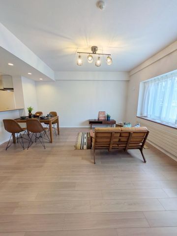主要採光面が南向きで陽射しが降り注ぐ約16.6帖のLDK。明るいリビングでお家時間も楽しくなりそう♪