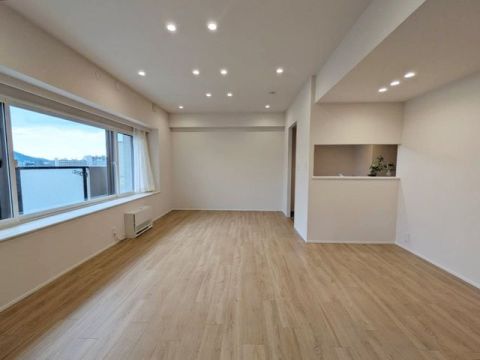 ダウンライトの照明が落ち着いた空間を演出しています。それぞれのお部屋への動線も使い勝手が良さそうです
