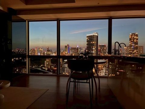 《眺望》大きな窓一面に煌びやかな夜景が広がります