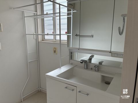 合わせ鏡でヘアースタイルもチェックしやすい三面鏡付き洗面台。鏡の裏はすべて収納なので、散らかりがちな洗面まわりもいつもスッキリ保てます。