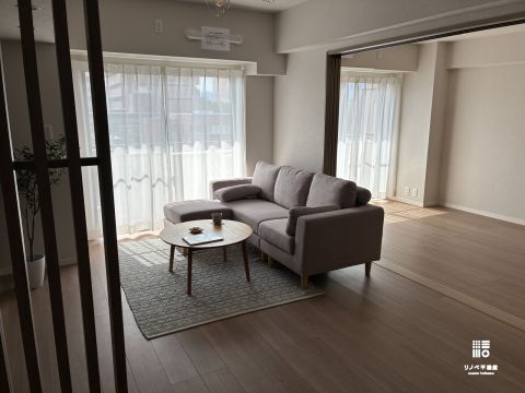 大型のソファーやダイニングテーブルも余裕を持って配置できます。