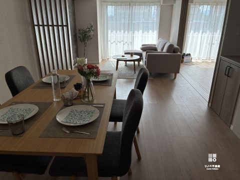 大きな窓から自然光が部屋の奥まで差し込み、毎日の暮らしを明るく演出します。
