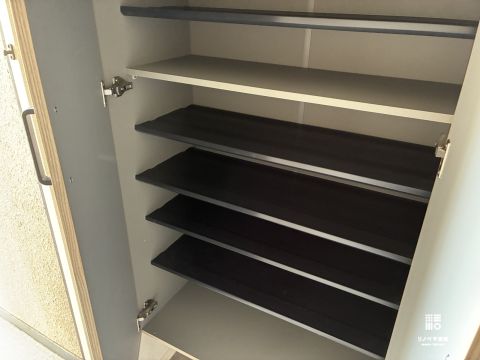 家族全員の靴をスッキリと収納できる大容量の靴箱を完備。散らかりがちな玄関を常に美しく保てます。