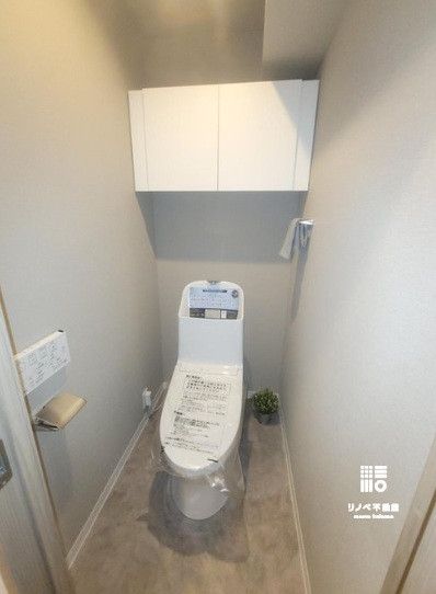 汚れが付きにくく落としやすい最新モデル。日々のトイレ掃除にかかる手間をグッと軽減します。